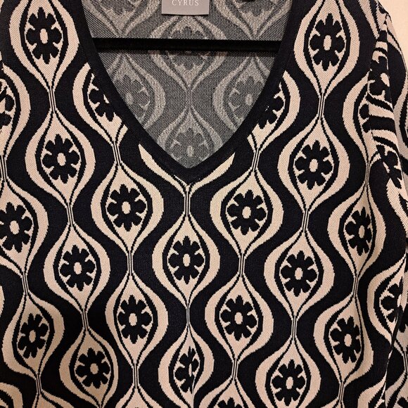 Womens V-neck pattern sweater. - Picture 3 of 3